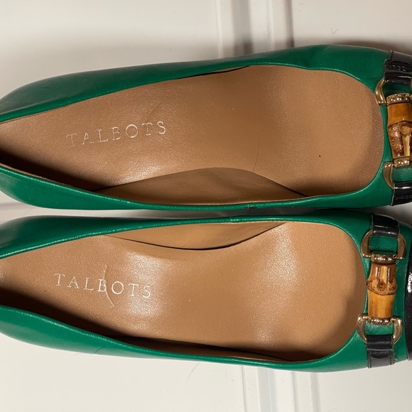 Talbots Elegant Green Women's Shoes with Navy Accents, Size 8 - Picture 2 of 4